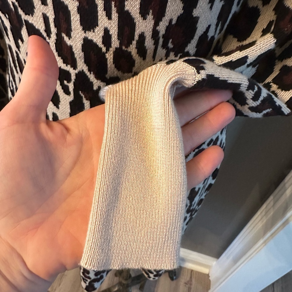 leopard print longsleeve sweater turtleneck dress w puffy shoulders
-Just Taylor - Picture 5 of 5